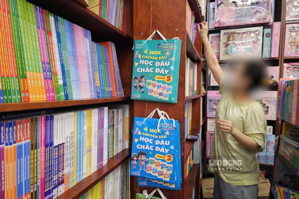 Người dân mua sách giáo khoa ở cửa hàng sách đường Thành Thái (phường Cầu Giấy, Hà Nội), tối 20.8. Ảnh: Sóng Hữu