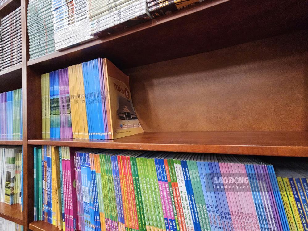 Bookstores on Thanh Thai street are lacking many textbooks, especially at the secondary and high school levels. Photo: Song Huu