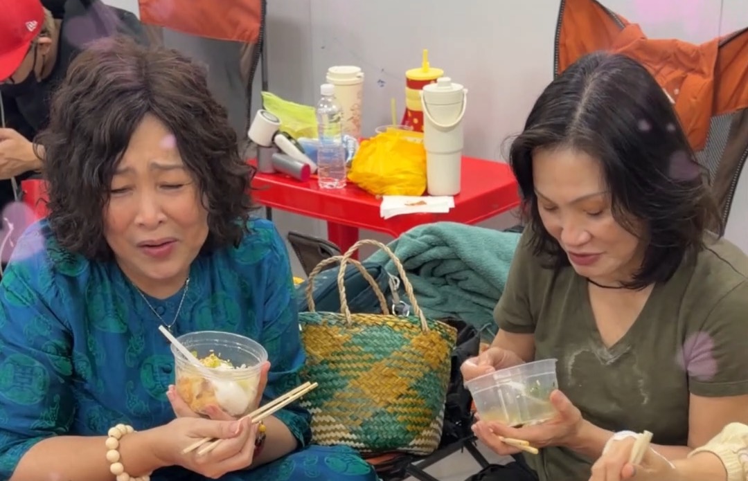 Nearly 4 decades of friendship between Hong Dao and People's Artist Hong Van. Photo: Film crew provided.