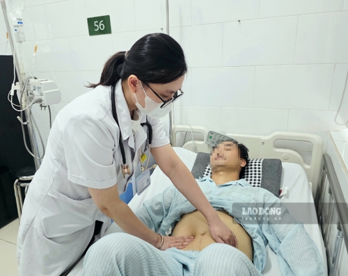 Taking pain relievers as a habit, a man suffers from acute hepatitis. Photo: Nguyen Ha