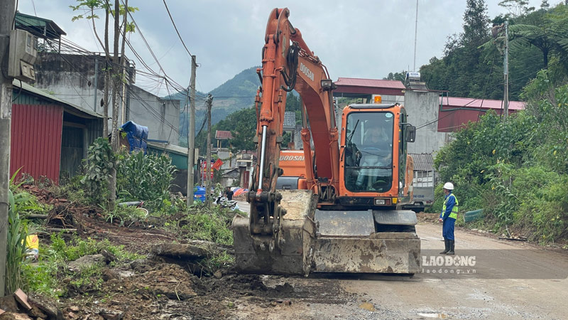 Quốc lộ 4E dẫn vào khu vực Bắc Hà đang được đầu tư nâng cấp, mở rộng. Ảnh: Đinh Đại
