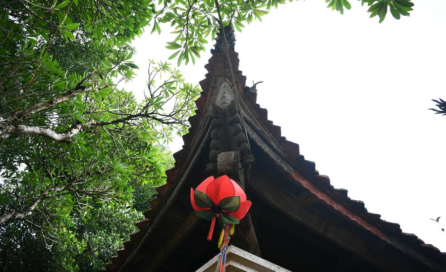 Mái đao chùa Tây Phương.