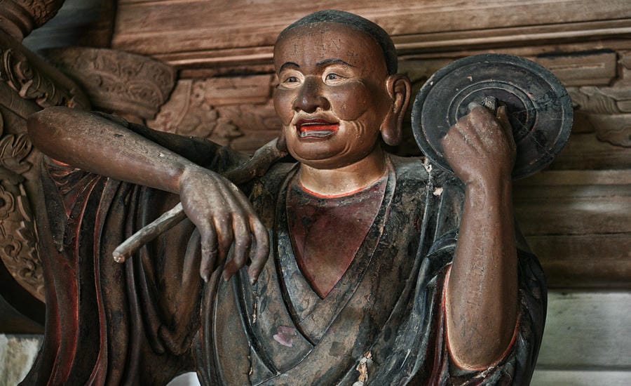 Một vị La Hán với dáng vẻ uy nghi, thần thái mạnh mẽ và đầy sinh khí.