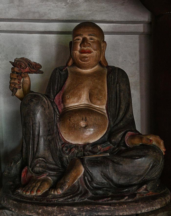 Phật Di Lặc an nhiên, dáng ngồi tự tại, nụ cười phảng phất vẻ hóm hỉnh của một tâm hồn đã vượt qua bụi trần.