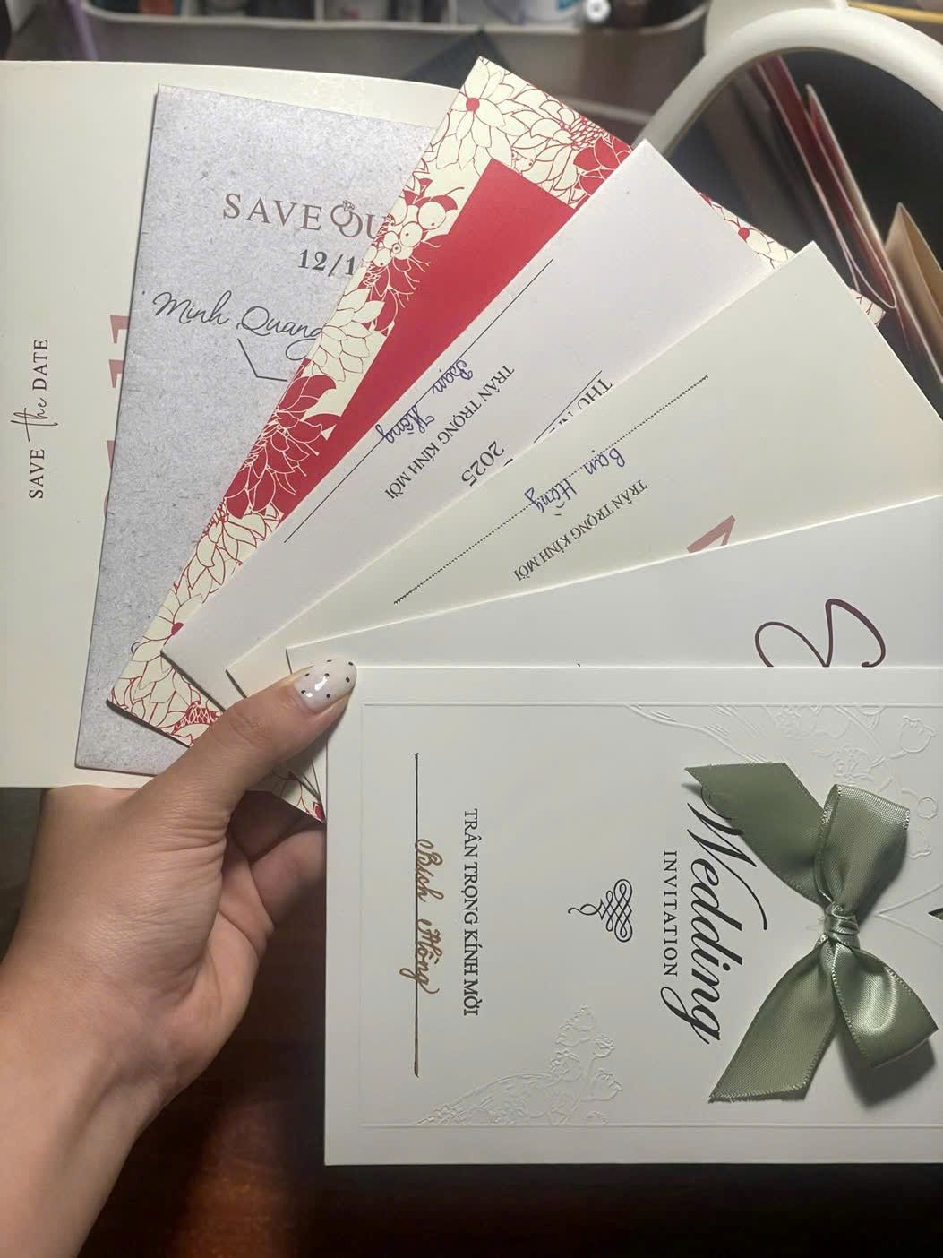 Receiving many wedding invitations also makes many people wonder. Photo: Minh Vu