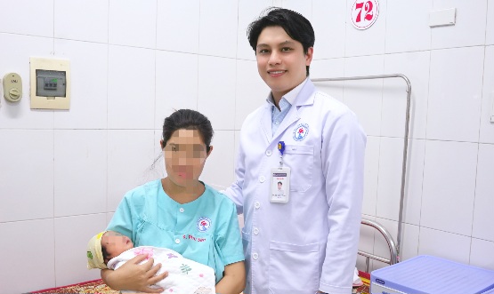 Rescuing a postpartum patient in postpartum hemorrhagic shock due to rare implanted placenta who was promptly resuscitated, and her health has now stabilized. Photo: Quang Tri Provincial General Hospital