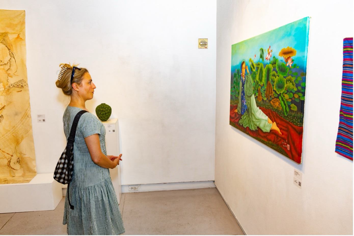 Tourists admire paintings by painter Van Thanh. Photo: Character provided