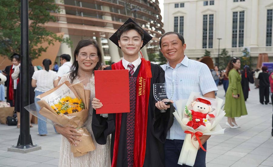 Nguyen Minh Nhat takes pictures with his parents on his university graduation day. Photo: Character provided