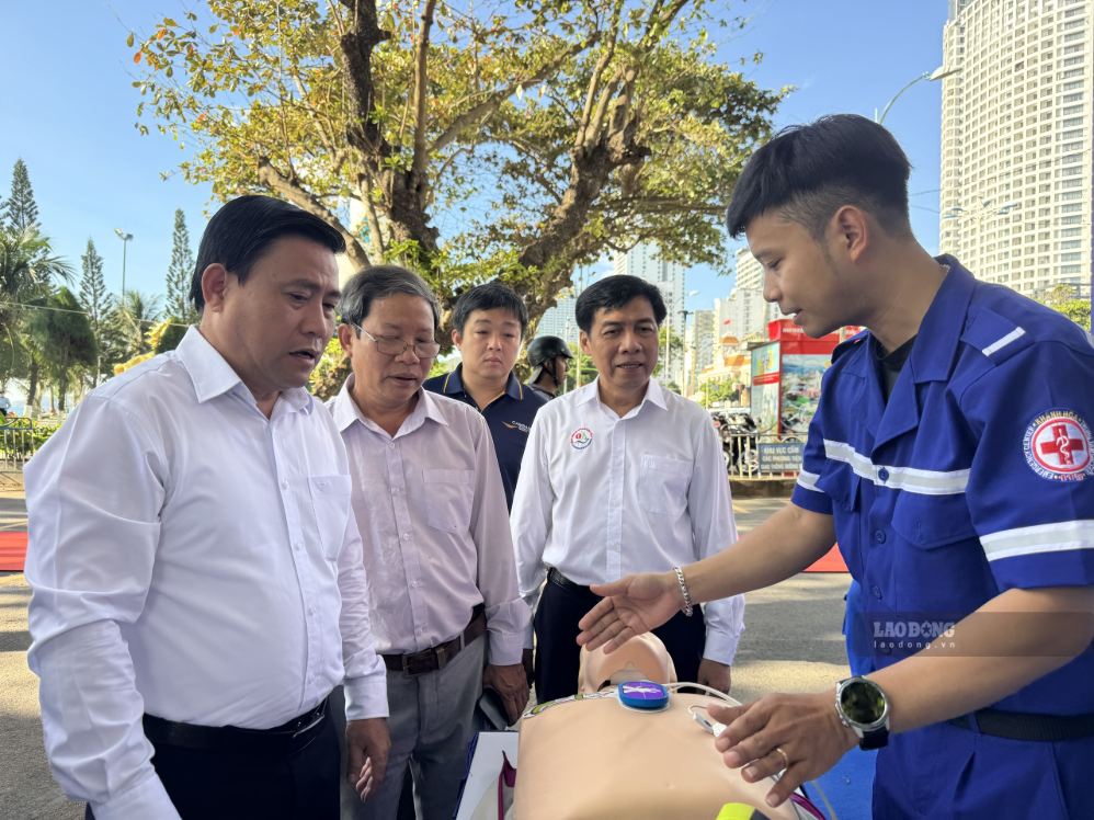 Khanh Hoa province's health sector will bring automatic defibrillation machines to the community. Photo: Huu Long