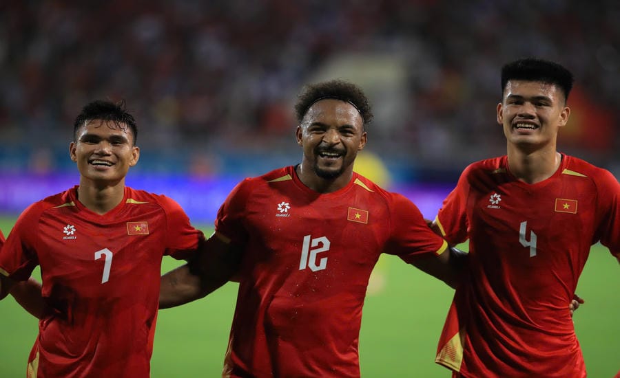Nguyen Xuan Son and his teammates celebrate victory in the Vietnam - Malaysia match. Photo: Minh Dan