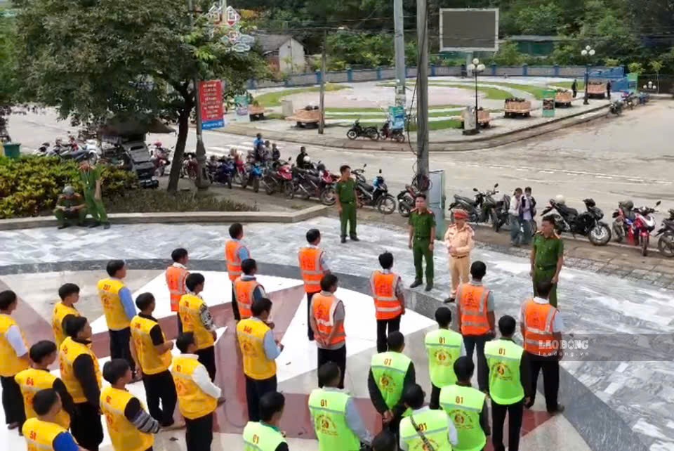 Tuyên truyền trật tự, an toàn giao thông đường bộ cho các tổ xe ôm tự quản