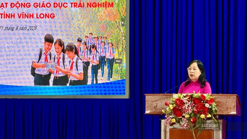 Ms. La Thi Thuy - Director of Vinh Long Department of Education and Training - spoke at the conference to sign a cooperation agreement to develop experiential education activities in the province. Photo: Hoang Loc