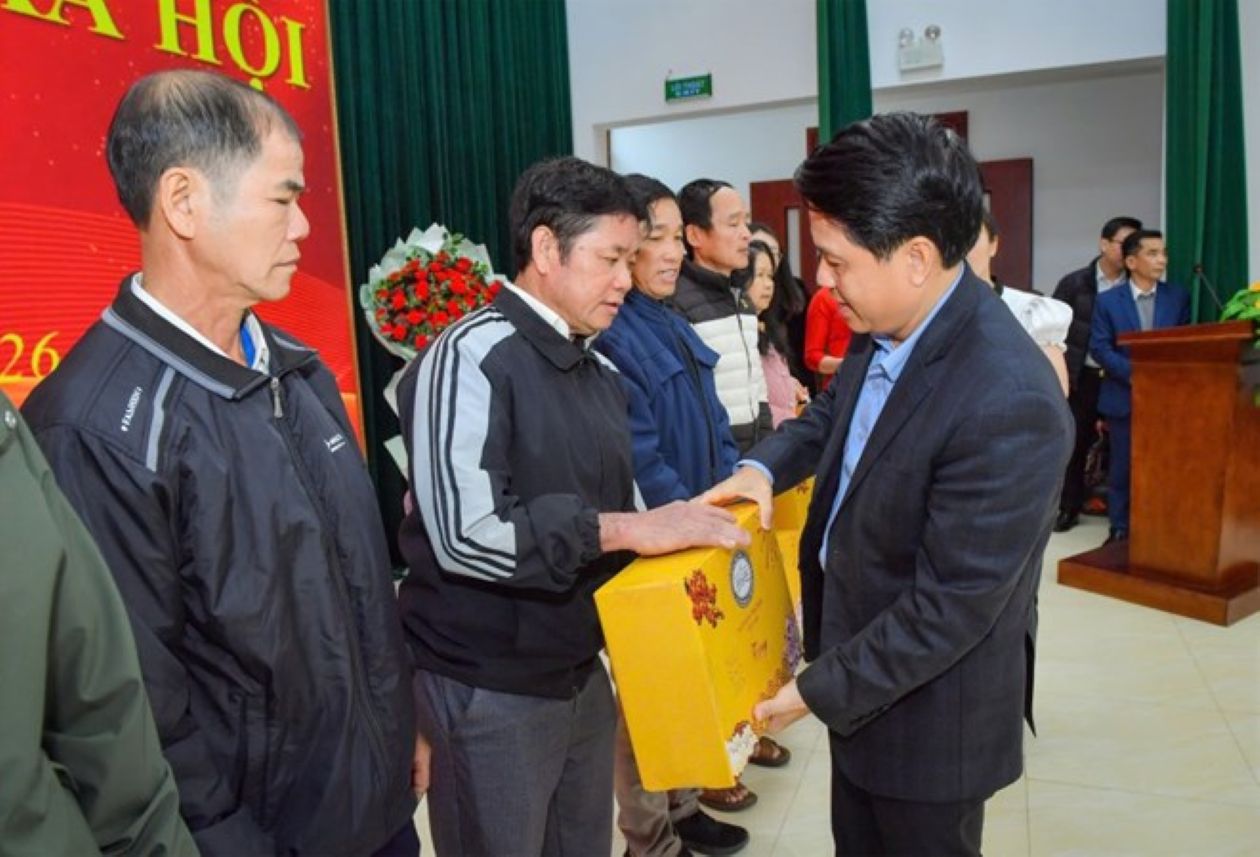 Deputy Governor of the State Bank of Vietnam, Chairman of the Vietnam Bank Union Pham Tien Dung presents social security gifts to people in Son La province on the occasion of the Binh Ngo Lunar New Year 2026. Photo: Vietnam Bank Union