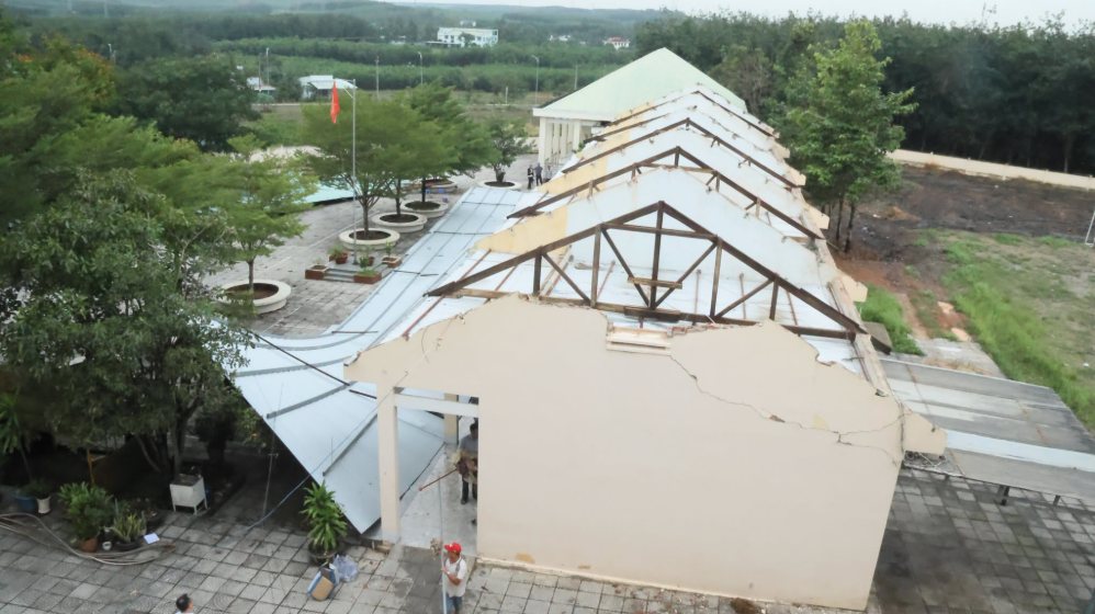 Heavy rain accompanied by thunderstorms blew off the roof of Tri An Primary and Secondary School. Photo: Tri An Ward People's Committee