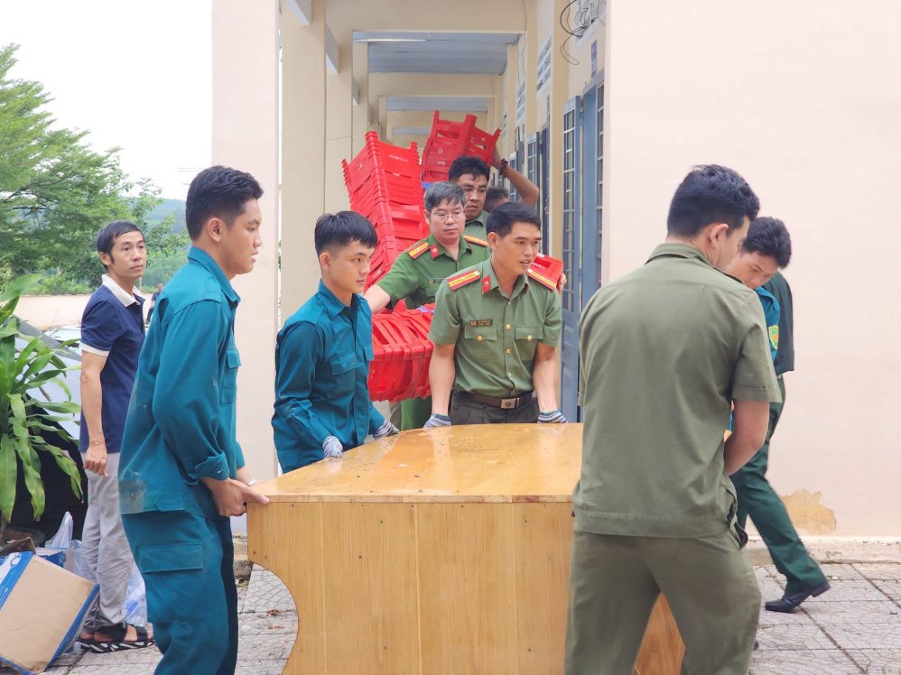 Ban Chỉ huy Quân sự phường và Công an phường huy động lực lượng, phối hợp cùng nhà trường khắc phục hậu quả. Ảnh: UBND phường Trị An