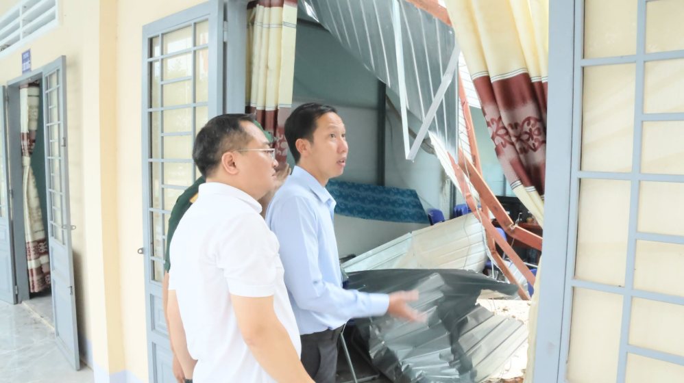 Lãnh đạo Đảng ủy, UBND phường Trị An có mặt tại hiện trường để kiểm tra, nắm tình hình và chỉ đạo các phòng, ban chuyên môn. Ảnh: UBND phường Trị An