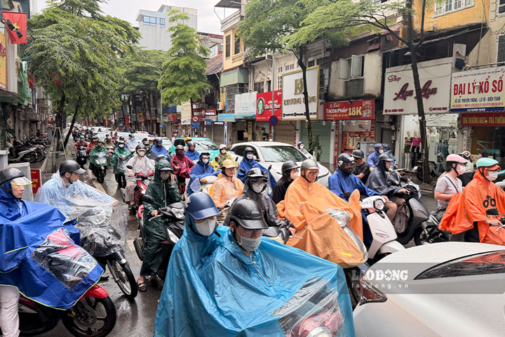 Ghi nhận thực tế tình hình giao thông tại phố Khâm Thiên trong giờ cao điểm sáng 21.8. Ảnh: Dương Anh