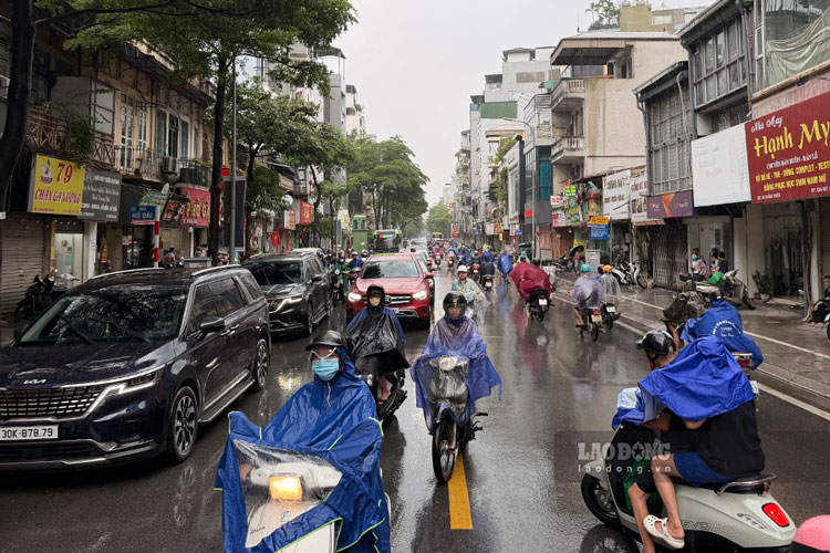 Phố Khâm Thiên được xem là con phố huyết mạch, có mật độ giao thông lớn đặc biệt vào các khung giờ cao điểm sáng, chiều. Ảnh: Dương Anh