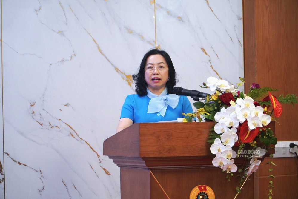 Bà Thái Thu Xương, Phó Chủ tịch Tổng LĐLĐVN tại lớp tập huấn cán bộ Công đoàn chủ chốt ở TPHCM. Ảnh: Minh Tâm