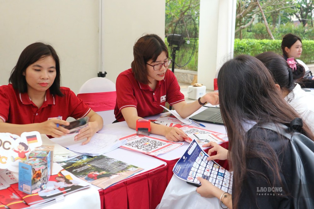 The mobile job transaction session in Long Bien ward (Hanoi) will take place on the morning of August 22 with 74 participating businesses, 2,966 recruitment targets. Photo: Quynh Chi