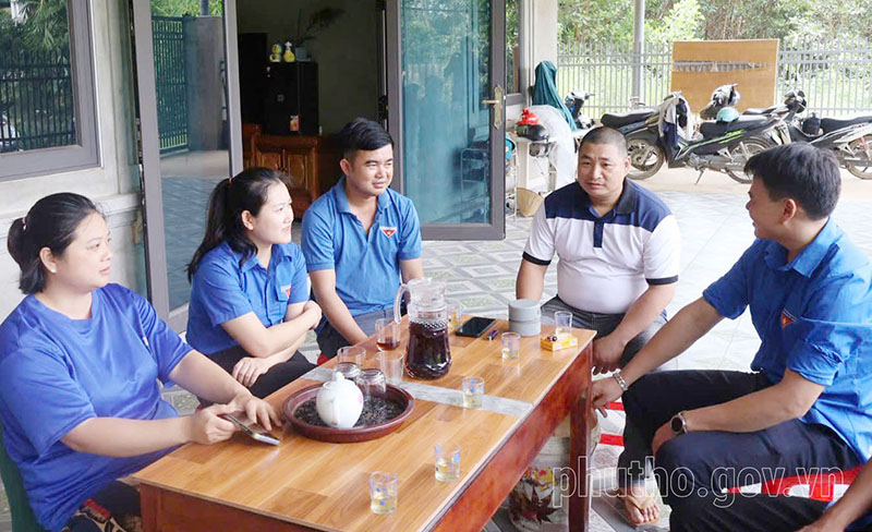 Đoàn thanh niên xã Bằng Luân (Phú Thọ) trực tiếp đến hộ dân để vận động giải phóng mặt bằng thi công Dự án đường dây 500kV Lào Cai - Vĩnh Yên. Ảnh: Cổng TTĐT tỉnh Phú Thọ