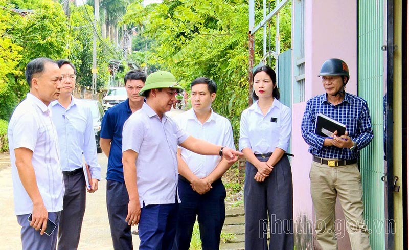 Lãnh đạo xã Cẩm Khê (Phú Thọ) nắm bắt tình hình thực tế tại cơ sở, tuyên truyền, vận động nhân dân và chỉ đạo giải quyết các nội dung liên quan đến công tác GPMB một số dự án trên địa bàn. Ảnh: Cổng TTĐT tỉnh Phú Thọ