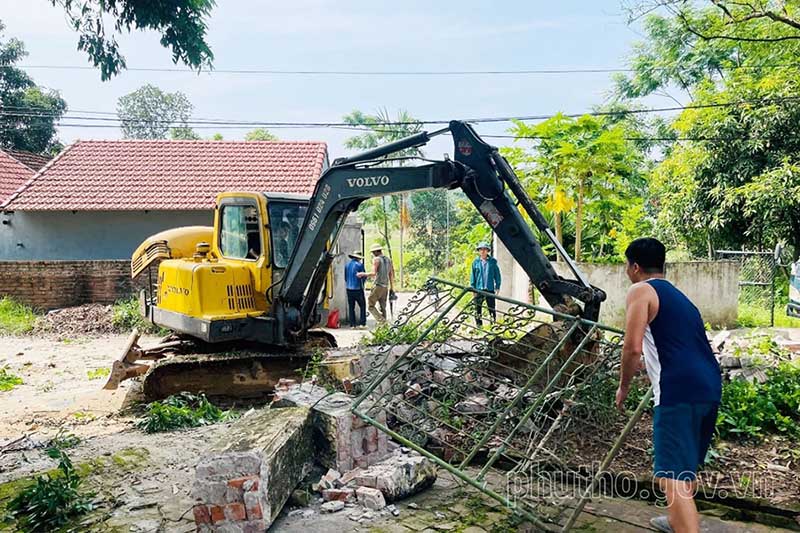 People in Dong Luong commune (Phu Tho) voluntarily dismantle fences and donate land to construct and upgrade roads and internal field canals. Photo: Phu Tho Provincial e-Portal