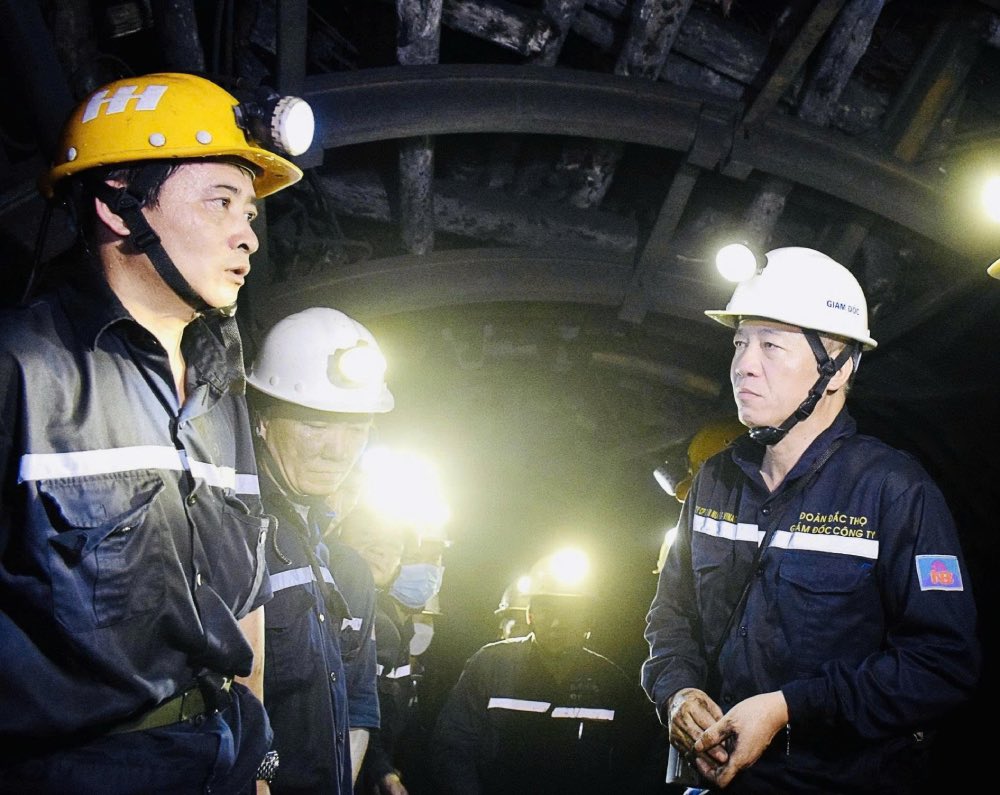 Leaders of Nui Beo Coal Joint Stock Company inspect labor safety work under the mine (right). Photo: Do Van Thuan / Nui Beo Coal Joint Stock Company