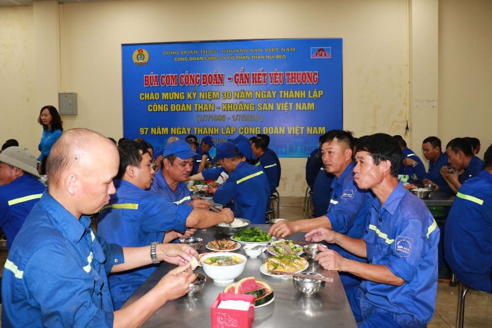 Công đoàn Công ty Cổ phần Than Núi Béo tổ chức “Bữa cơm Công đoàn” cho hơn 3.000 cán bộ, người lao động. Ảnh: Hoàng Hiền / Công ty Cổ phần Than Núi Béo