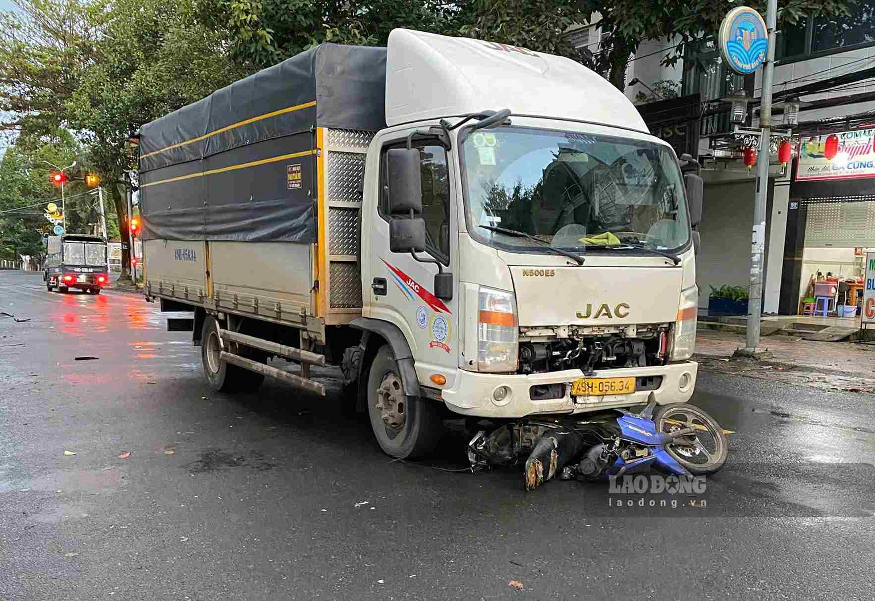 Scene of the collision between a truck and a motorbike that killed 1 person. Photo: Phuc Khanh