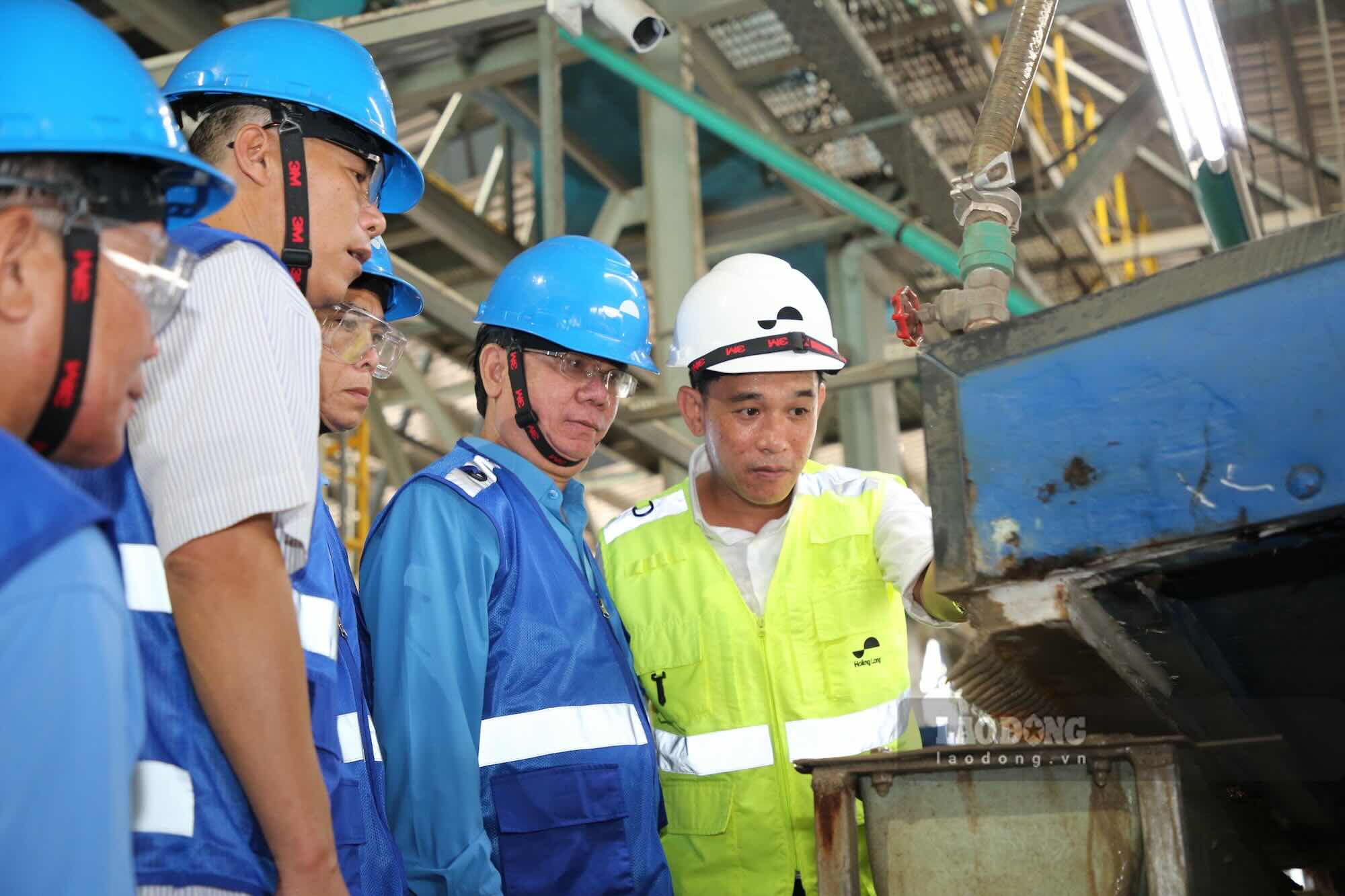 The working delegation exchanges experiences at Hoang Long Titan Company. Photo: Cong Sang