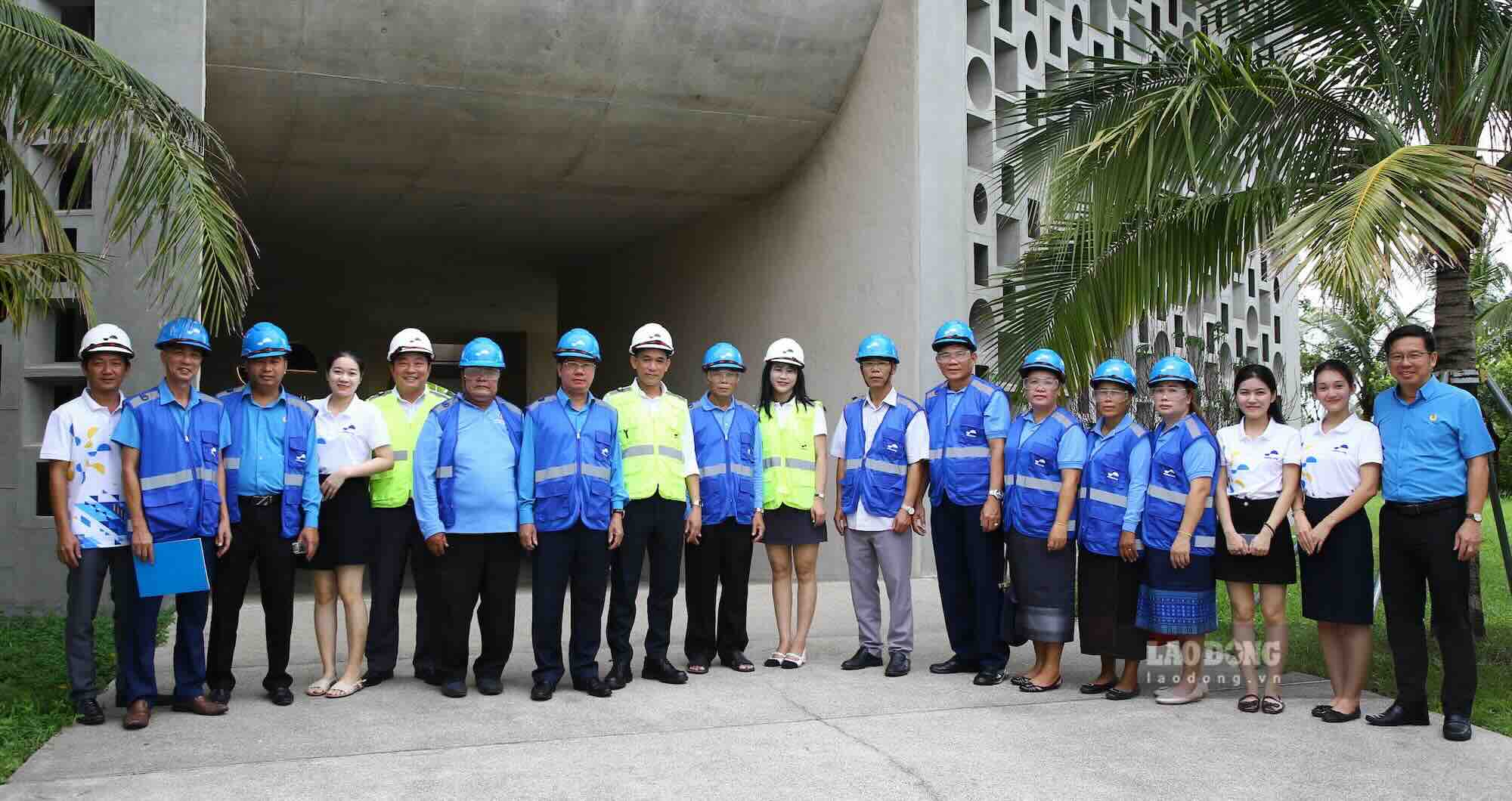 Đoàn chụp ảnh lưu niệm. Ảnh: Công Sáng