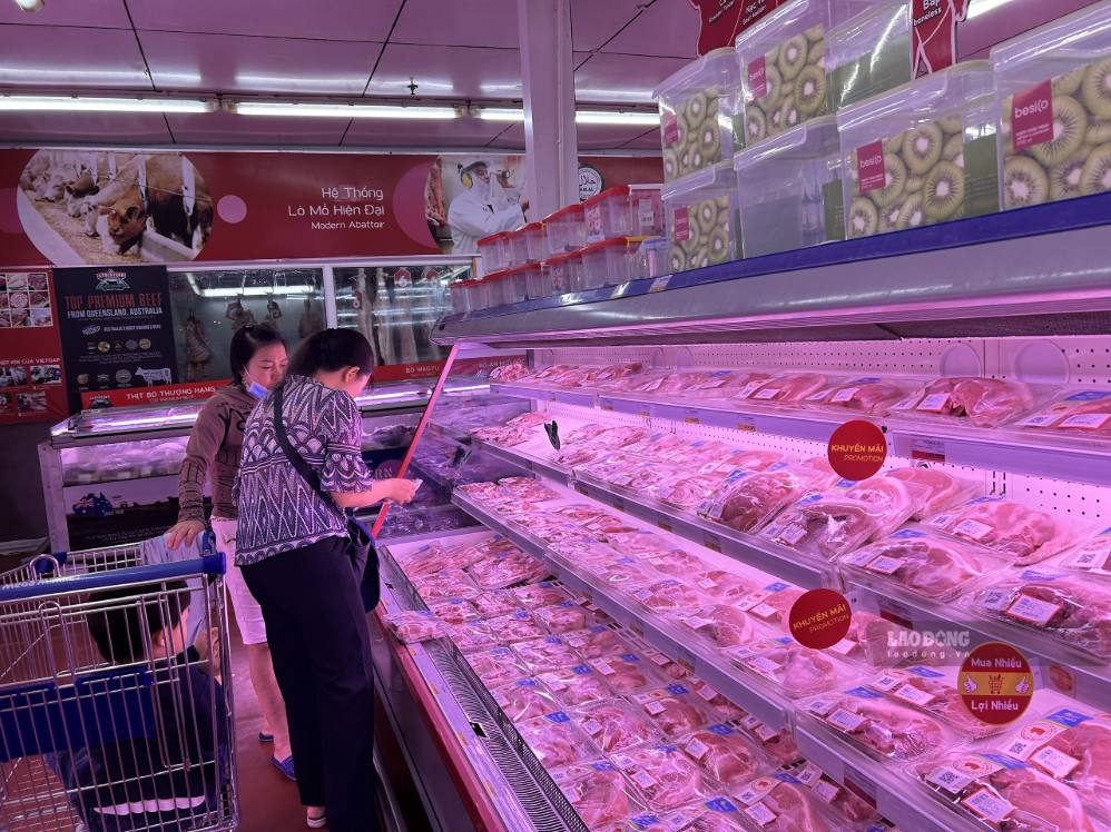 Giá thịt heo ở hệ thống bán lẻ vẫn duy trì ở mức bình ổn. Ảnh: Hạ Mây