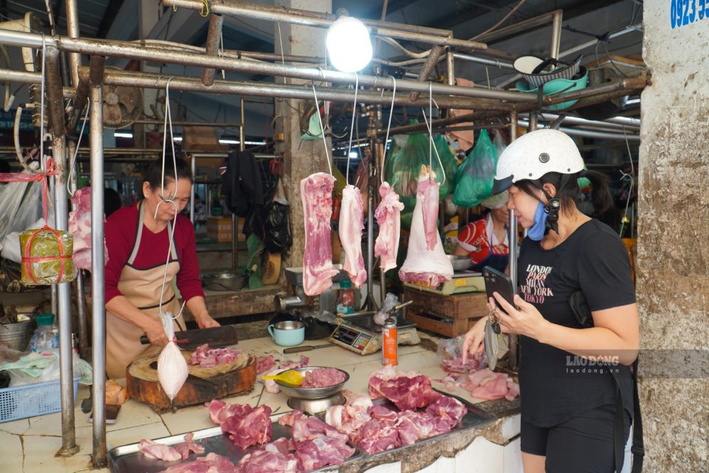 The pork market in Ho Chi Minh City is fluctuating. Photo: Ha May