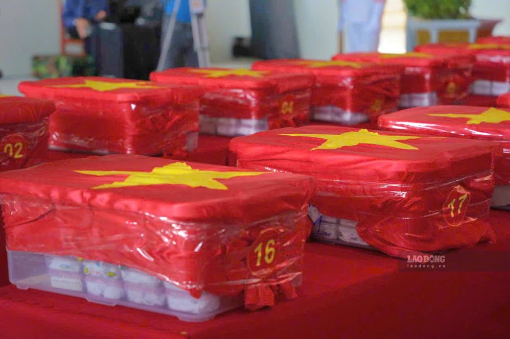 Các thùng mẫu hài cốt liệt sĩ được phủ Quốc kỳ trang nghiêm. Ảnh: Anh Tú