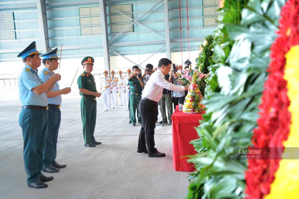 Các đại biểu thành kính dâng hoa, dâng hương tri ân các Anh hùng liệt sĩ. Ảnh: Anh Tú 