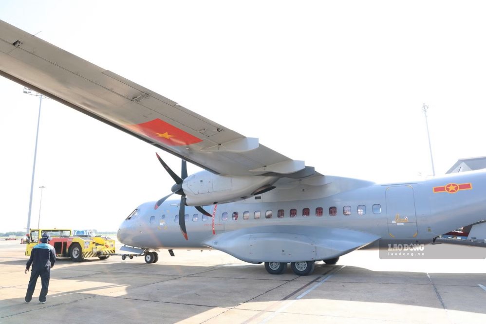 CASA-295 military transport aircraft preparing to take off carrying 7,104 samples of martyrs' remains from Tan Son Nhat airport to Hanoi for DNA testing. Photo: Anh Tu
