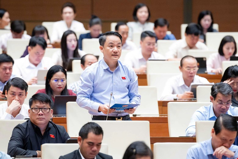 According to delegate Le Van The, land acquisition should avoid creating small, distorted plots that are difficult to access. Photo: Quochoi. vn