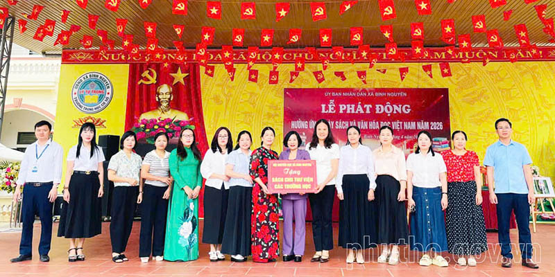 Hội Khuyến học xã Bình Nguyên (Phú Thọ) trao biểu trưng tặng sách cho thư viện các trường học trên địa bàn, tháng 4.2026. Ảnh: Cổng TTĐT tỉnh Phú Thọ