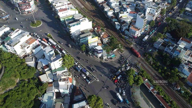 Police regularly patrol and handle many riots at the Ma Vong intersection in Nha Trang. Photo: Huu Long