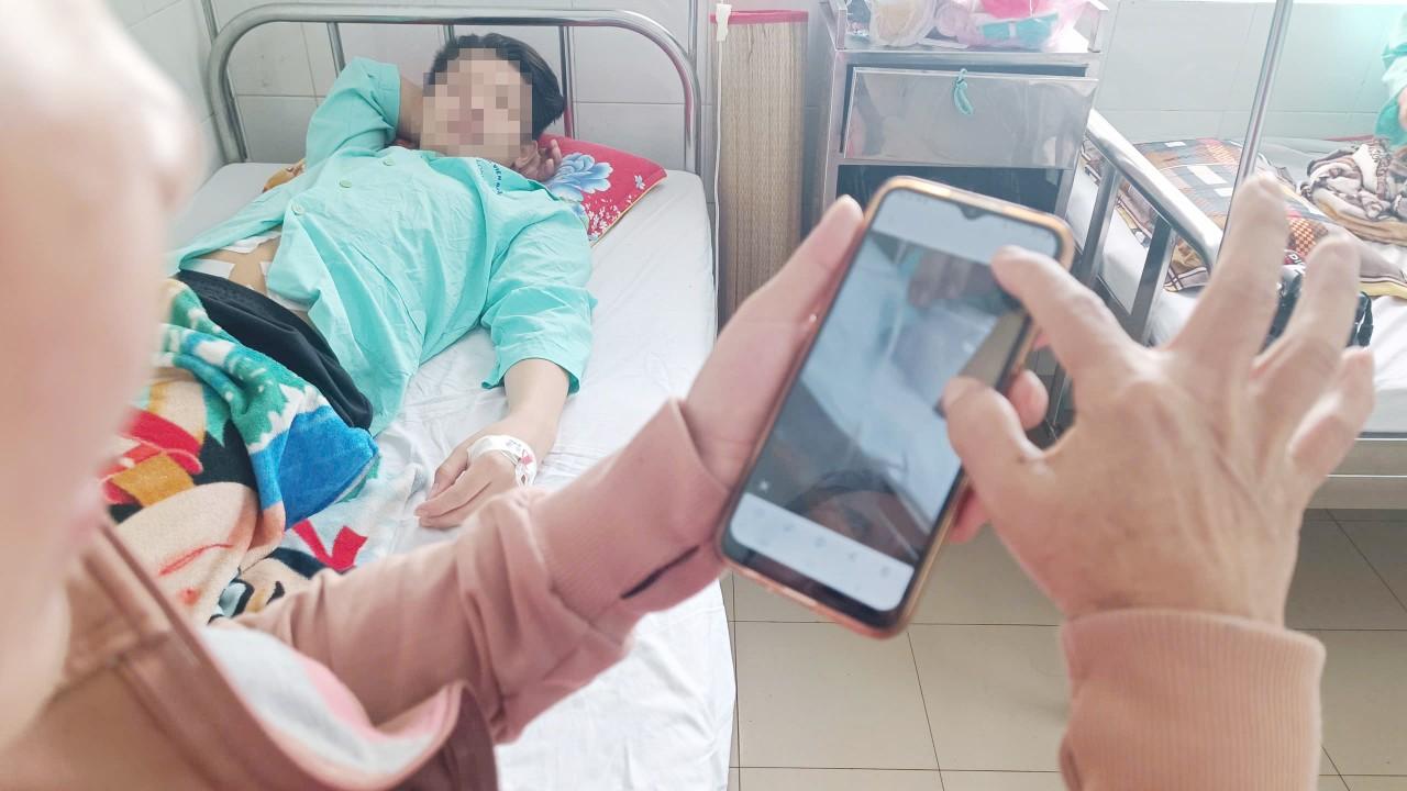 Thiếu niên được mẹ theo dõi, chăm sóc con trai sau sự cố tại bệnh viện. Ảnh: Bệnh viện Đa Khoa Long An