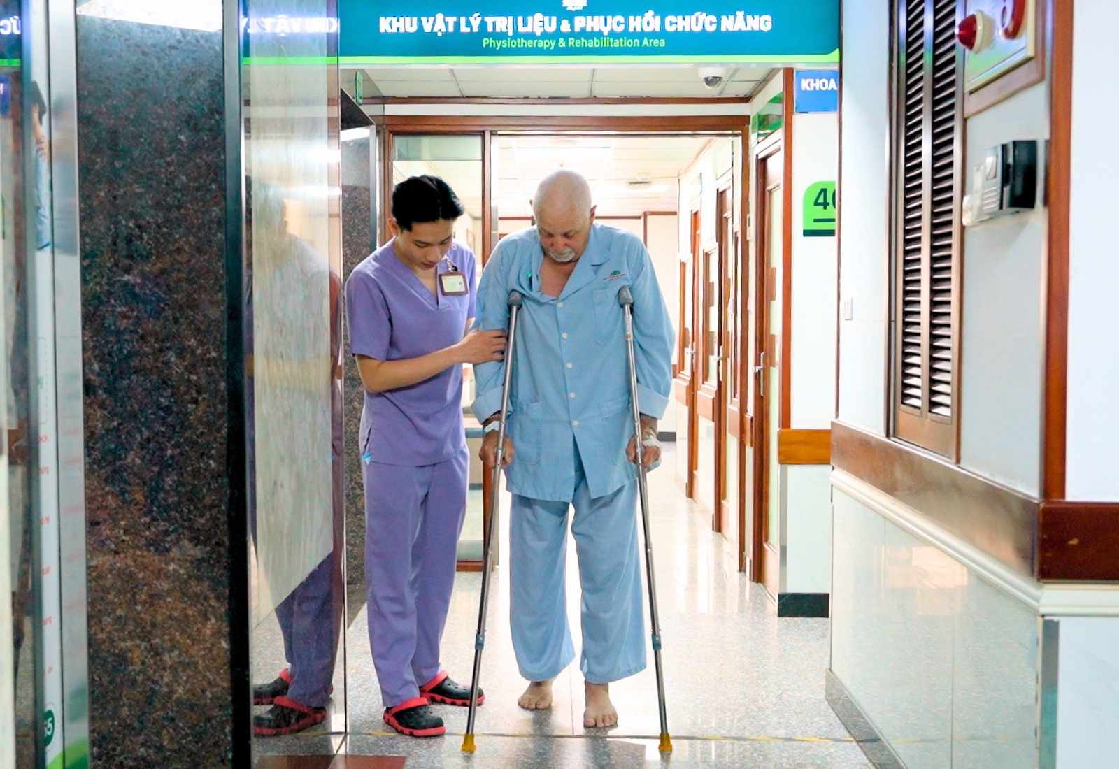 Bệnh nhân Seaborn tập phục hồi chức năng sau phẫu thuật thay khớp háng. Ảnh: BVCC
