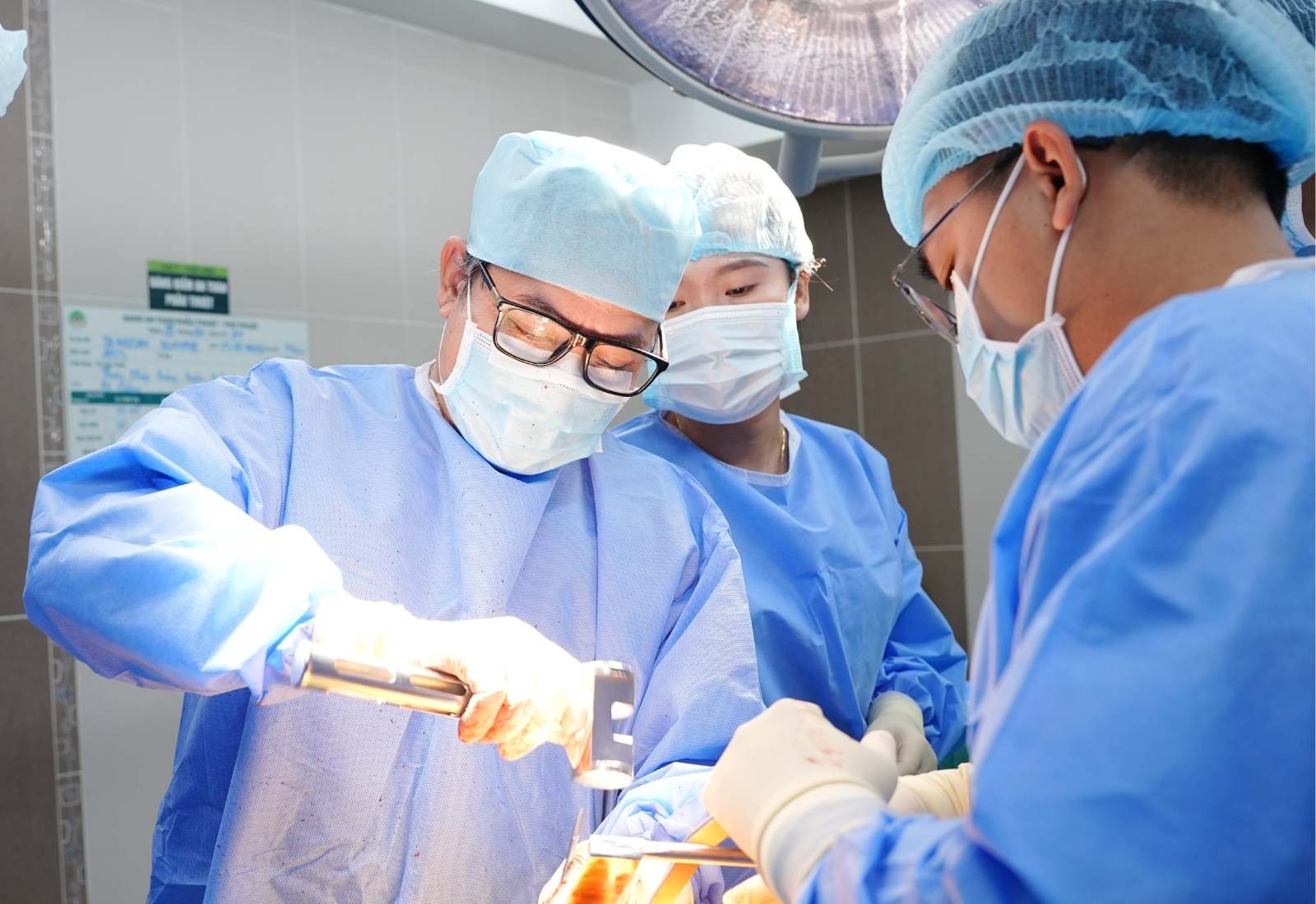 Dr. Pham Van Cuong performs hip replacement surgery for a patient. Photo: BVCC