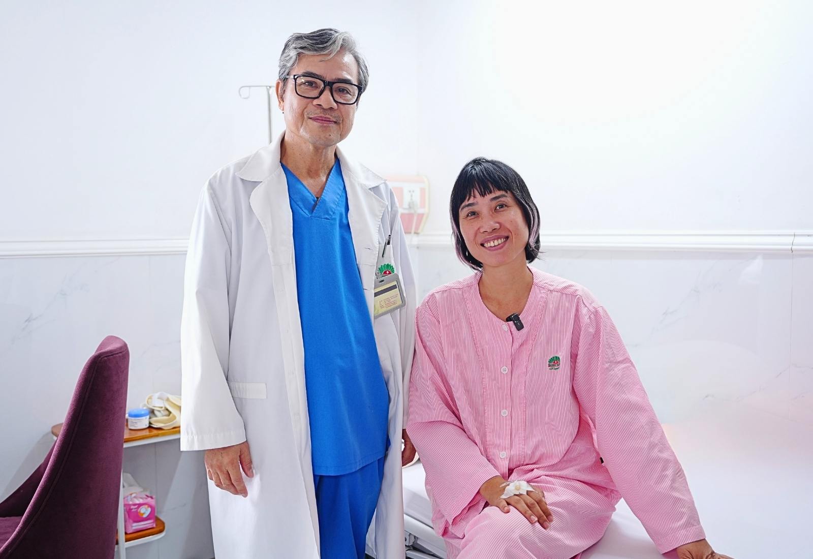 Bệnh nhân Hương vui vẻ, tỉnh táo sau ca phẫu thuật kết hợp xương. Ảnh: BVCC
