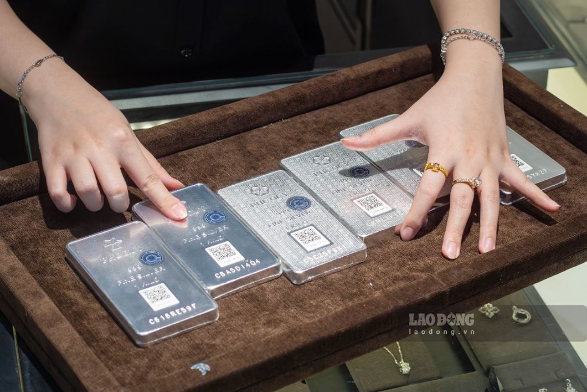 Domestic silver prices decreased, while world silver prices continued to increase sharply in the trading session on August 22. Photo: Phuong Anh