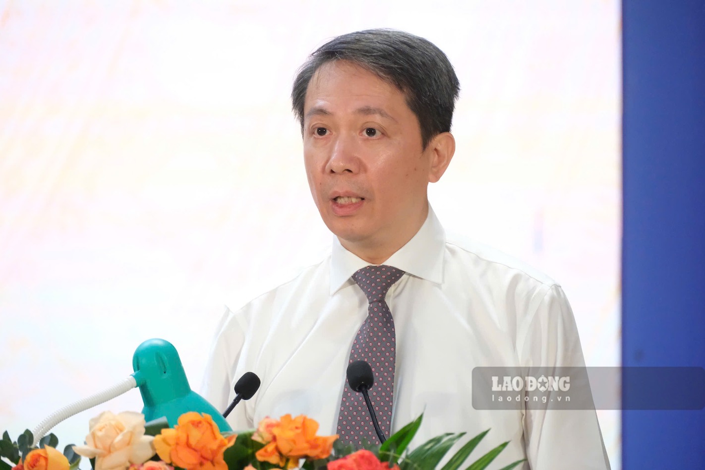 According to the Deputy Minister of Education and Training, it is impossible to require teachers to innovate if teachers' time is still occupied by non-professional tasks. Photo: Tuong Van