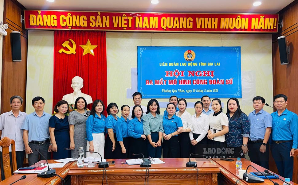 Quy Nhon Ward Trade Union (Gia Lai province) launches the model "Digital Trade Union - One QR code, many utilities". Photo: Thanh Hoang