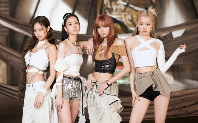 Lisa has a close relationship with Blackpink members. Photo Lotte