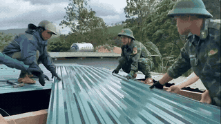 De nombreuses maisons ont été arrachées par des vents violents, les forces armées ont aidé à réparer. Photo: Garde-frontières de Quảng Trị