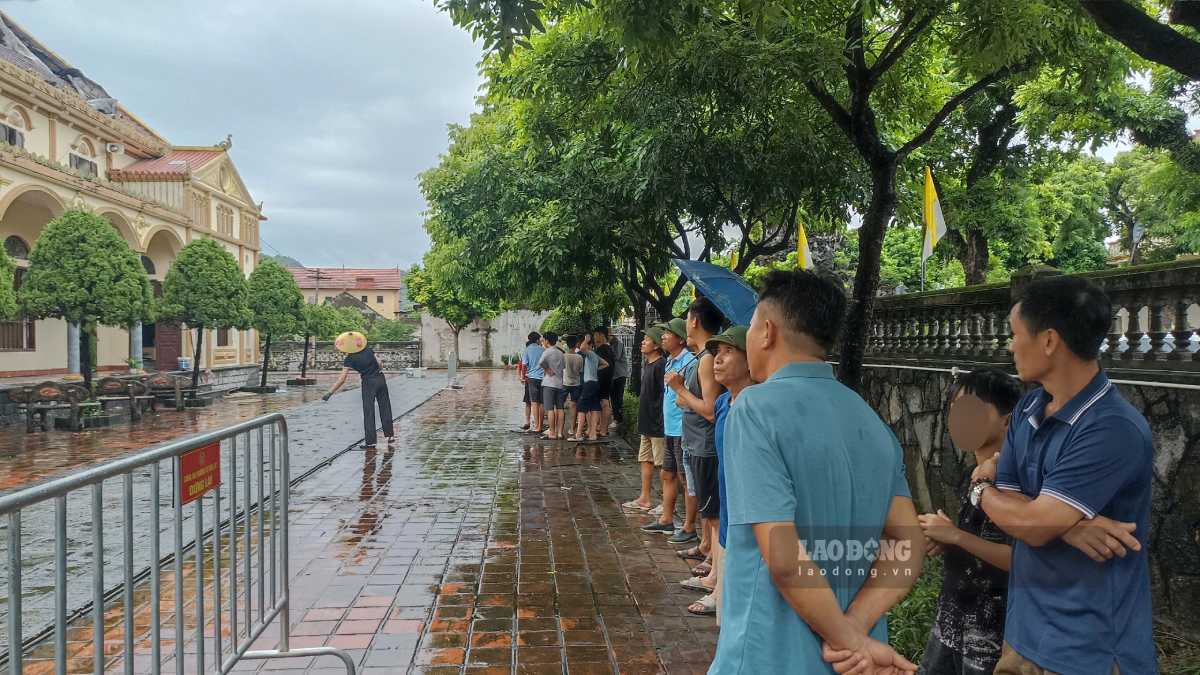 Rất đông người dân có mặt ở khu vực nhà thờ Giáo xứ Áng Sơn. Ảnh: Diệu Anh